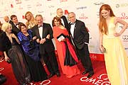 Katja Eichinger, Münchens OB Christian Ude (SPD) mit seiner Frau Edith von Welser-Ude, Schauspielerin Senta Berger mit ihrem Mann, Regisseur Michael Verhoeven schauen zu, wie Barbara Meier (in gelb) fotografiert wird (©Foto: Martin Schmitz)